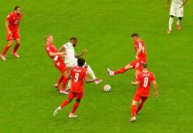 FIFAワールドカップ:カナダ、スイスに惜敗も史上初のワールドカップ決勝トーナメント進出 2試合連続ゴールを決めているだけあり、スイスのマークも厳しいFWデービッド。2026年6月24日、バンクーバー市。撮影 斉藤光一/日加トゥデイ