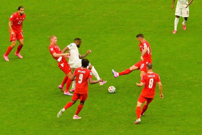 2試合連続ゴールを決めているだけあり、スイスのマークも厳しいFWデービッド。2026年6月24日、バンクーバー市。撮影　斉藤光一／日加トゥデイ
