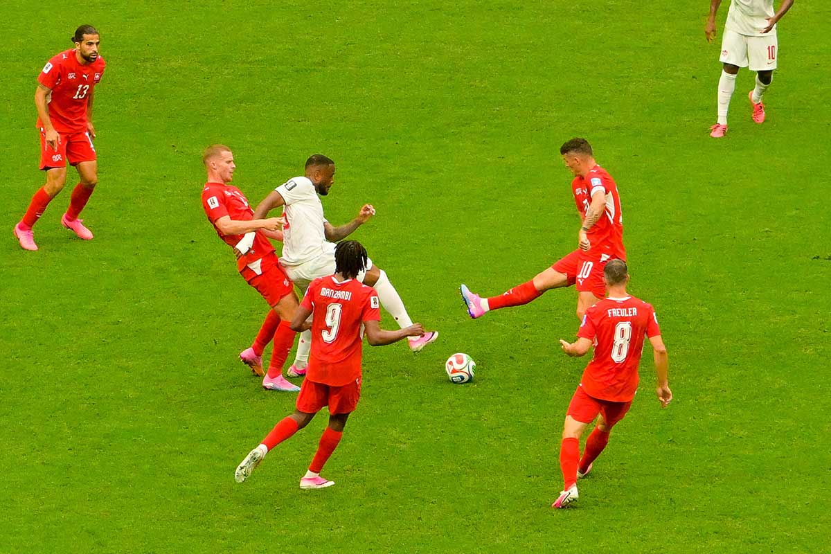 2試合連続ゴールを決めているだけあり、スイスのマークも厳しいFWデービッド。2026年6月24日、バンクーバー市。撮影　斉藤光一／日加トゥデイ