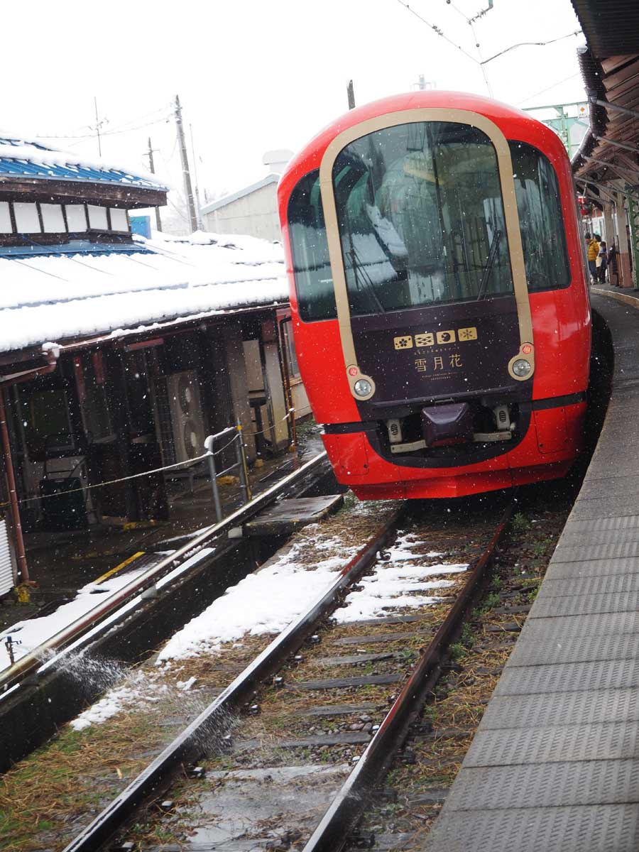 二本木駅では線路脇のスプリンクラーからの散水で線路上の雪を溶かしていた（大塚圭一郎撮影）