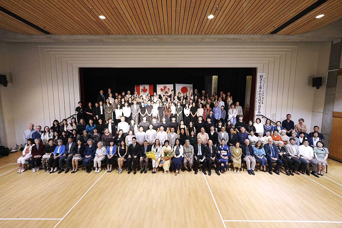 55年間の卒業生・保護者・関係者約180人が一堂に会して記念撮影。2026年5月30日、日系文化センターホール。写真提供　グラッドストーン日本語学園