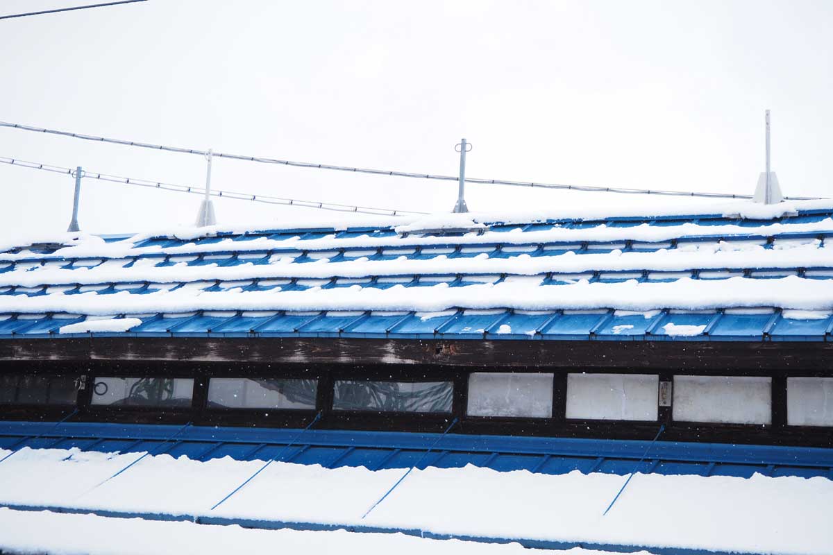 二本木駅の駅舎は、雪下ろしの際に命綱を引っかける棒が屋根から突きだしている（大塚圭一郎撮影）