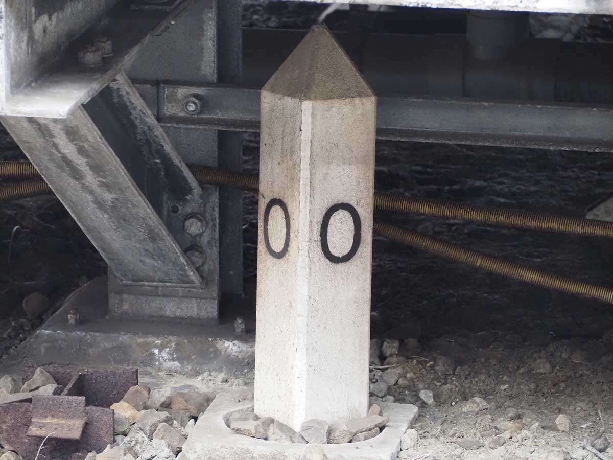 直江津駅の3番線のホーム下にある0キロポスト(大塚圭一郎撮影)