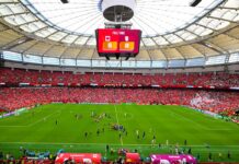 FIFAワールドカップ:カナダ、バンクーバーでW杯初勝利!デービッドがハットトリックで爆発! 試合終了のホイッスルも聞こえないほどの大歓声が響いたBCプレース。真っ赤に染まったスタンドの右コーナーにカタールファンも見える。2026年6月18日、BCプレース。カナダ対カタール戦。写真 斉藤光一/日加トゥデイ