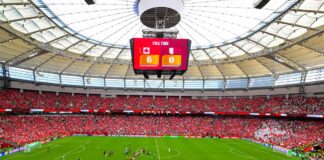 FIFAワールドカップ:カナダ、バンクーバーでW杯初勝利!デービッドがハットトリックで爆発! 試合終了のホイッスルも聞こえないほどの大歓声が響いたBCプレース。真っ赤に染まったスタンドの右コーナーにカタールファンも見える。2026年6月18日、BCプレース。カナダ対カタール戦。写真 斉藤光一/日加トゥデイ