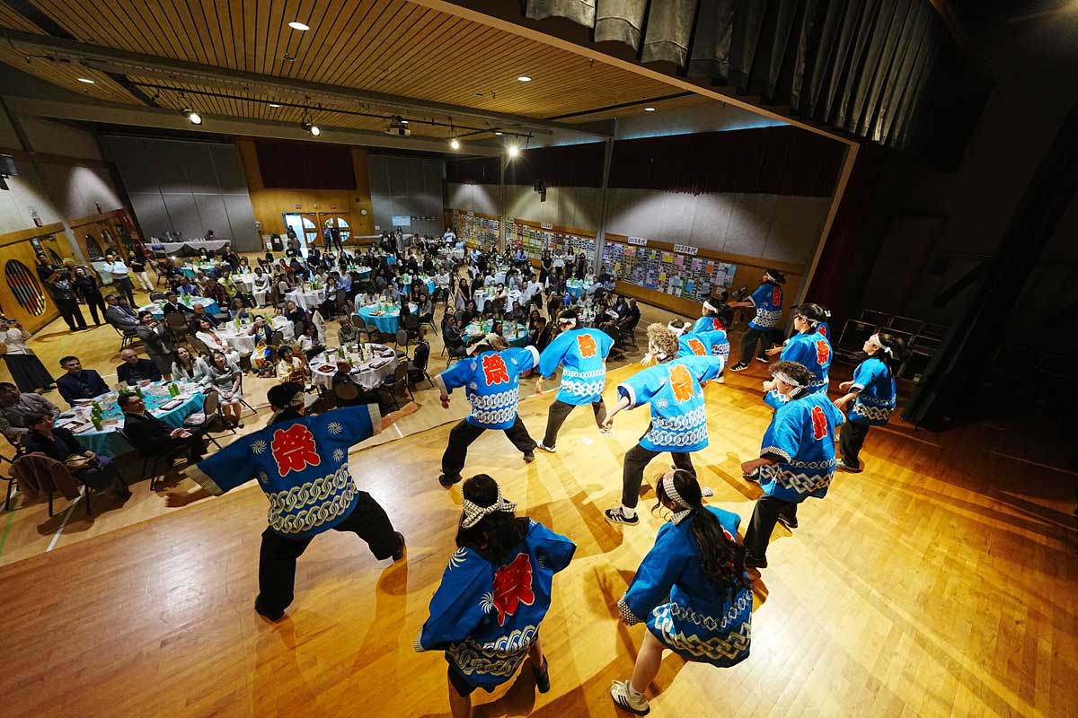 今年度の高等科・中学科卒業生有志によるソーラン節の披露。力強い踊りに大きな拍手が送られた。2026年5月30日、日系文化センターホール。写真提供　グラッドストーン日本語学園