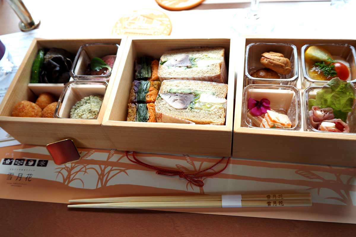 木製の三段重に入ったシェ・トヤ調製の料理（大塚圭一郎撮影）