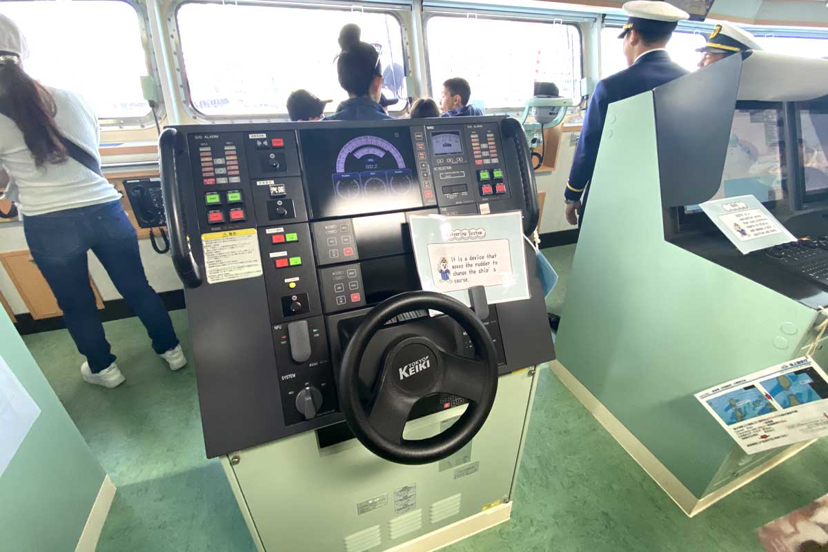 船橋の中央には舵が（2026年5月17日、ノースバンクーバー市。撮影　日加トゥデイ）