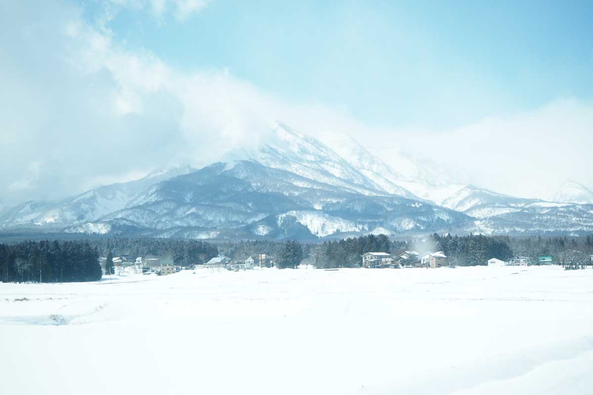 雪月花の車窓から眺めた妙高山（大塚圭一郎撮影）