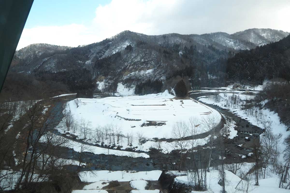 白田切川の鉄橋を渡る際に見える、渓流・関川が蛇行する風景（大塚圭一郎撮影）