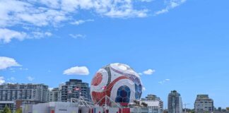 グラウスマウンテンに巨大カナダ国旗がお目見え バンクーバーの街がW杯仕様に FIFAワールドカップ2026バンクーバー大会のシンボルとなっているサッカーボールデザインのサイエンスワールド。2026年6月10日、バンクーバー市。撮影 日加トゥデイ