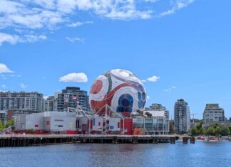 グラウスマウンテンに巨大カナダ国旗がお目見え バンクーバーの街がW杯仕様に FIFAワールドカップ2026バンクーバー大会のシンボルとなっているサッカーボールデザインのサイエンスワールド。2026年6月10日、バンクーバー市。撮影 日加トゥデイ