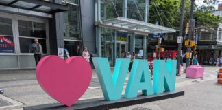 2026年W杯開幕!日本戦も楽しむバンクーバーでワールドカップ バンクーバー・ダウンタウンに現れたLove Vanの写真スポット。2026年6月10日、バンクーバー市。撮影 日加トゥデイ