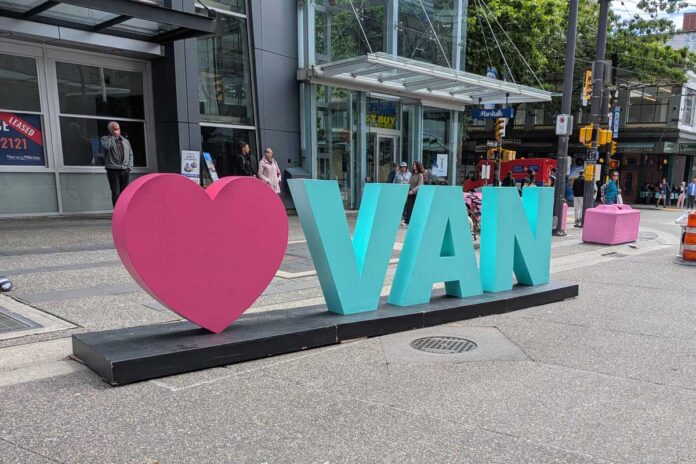 WorldCup2026_Granville-st バンクーバー・ダウンタウンに現れたLove Vanの写真スポット。2026年6月10日、バンクーバー市。撮影 日加トゥデイ