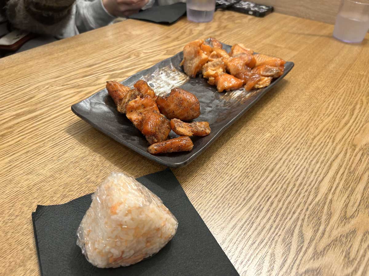 メープルシロップに漬け込まれた伝統的なスモークサーモンと鮭おにぎりを比べる（鮭の食べ方の味付けの違いを楽しむ）。（2026年3月18日撮影　提供：AK Jump Educational Consulting Inc.）