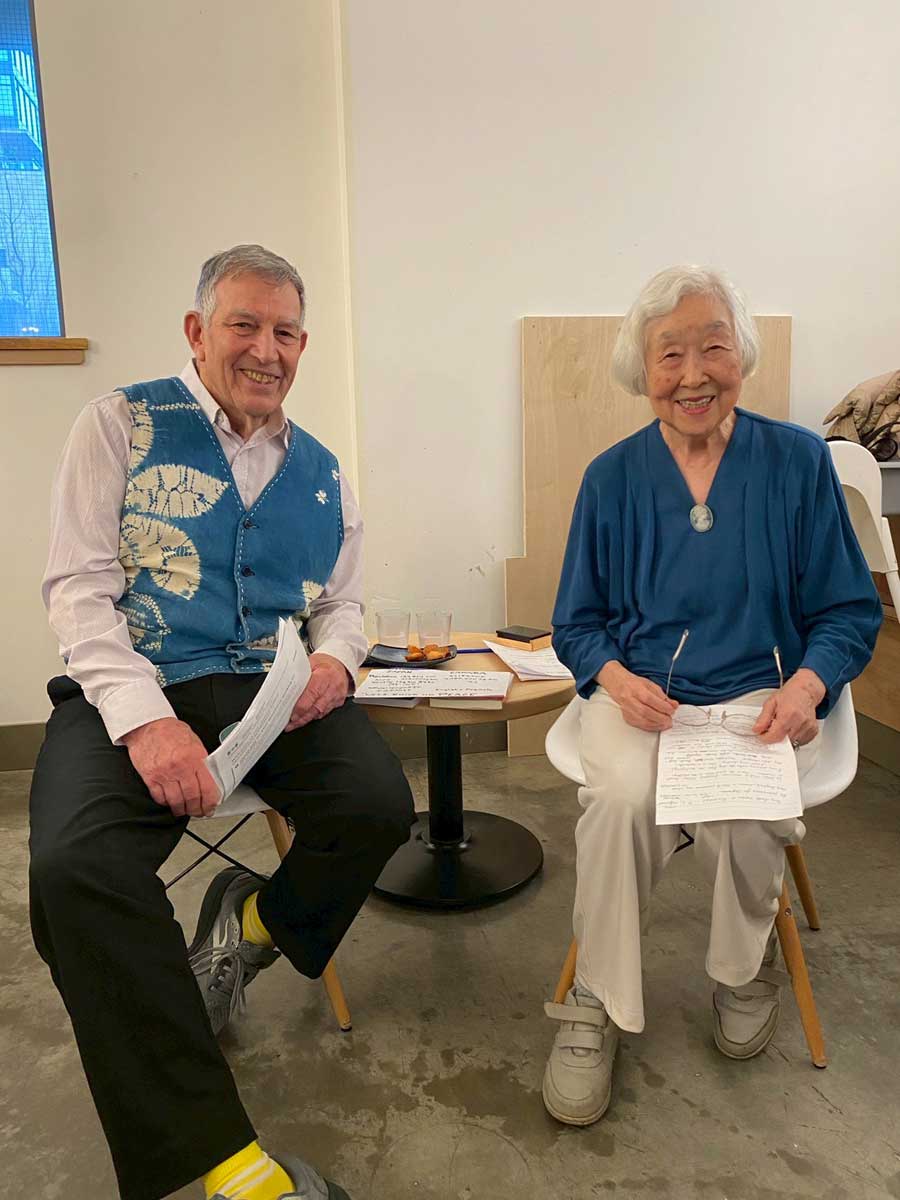 TSUKIJI KITCHENにて自身の被爆体験と平和への願いを生徒たちに語るランメル幸さんご夫妻（2026年3月18日撮影　提供：AK Jump Educational Consulting Inc.）
