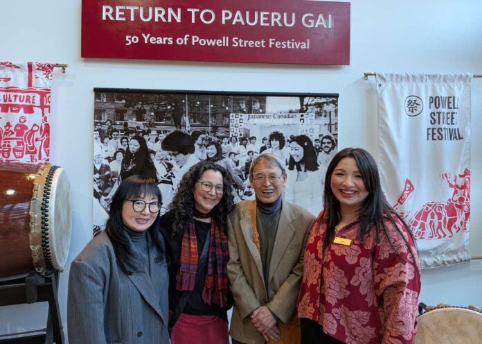 左から、日系センター博物館館長シェリー・カジワラさん、展示会キュレーター・モリタさん、パウエル祭発起人の一人・山城猛夫さん、パウエル祭協会事務局長ラティマーさん。2026年3月26日、バーナビー市。撮影　日加トゥデイ
