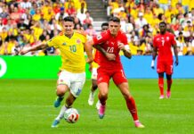 FIFAワールドカップ2026:スイスがバンクーバーで3連勝、コロンビアとの接戦を制してベスト8へ 激しく競り合うコロンビアのキャプテン、ロドリゲス(左)とスイスのキャプテン、シャカ。2026年7月7日、バンクーバー市。撮影 斉藤光一/日加トゥデイ