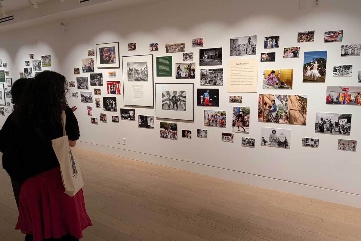 写真の展示会場カラサワミュージアム内。テーマごとに分けられた展示となっている。2026年3月26日、バーナビー市。撮影　日加トゥデイ