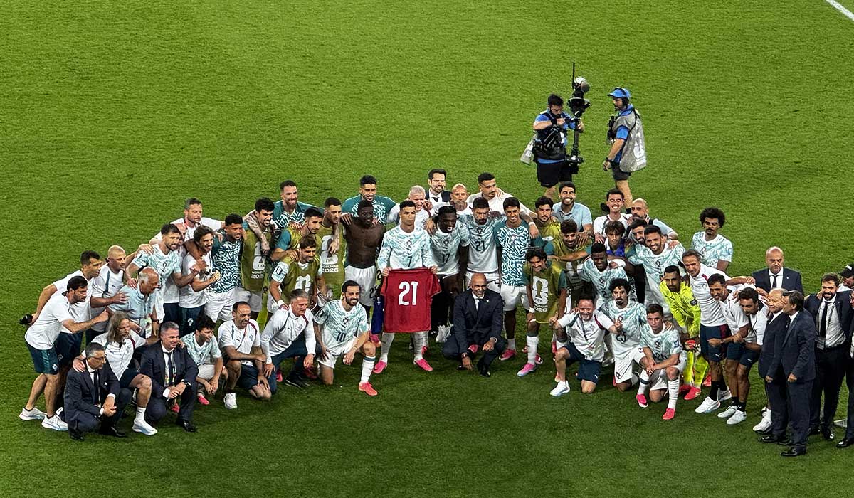 試合終了後、元ポルトガル代表FWディオゴ・ジョタの背番号21のユニフォームを掲げるロナウド。2026年7月2日、トロント市。撮影　日加トゥデイ