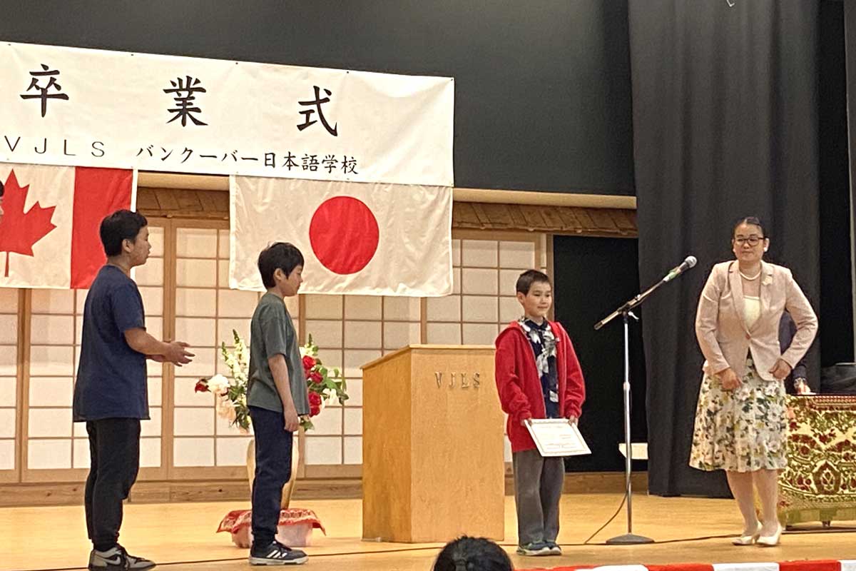 修了式では奨学金の授与式が行われた。2026年6月13日、バンクーバー市。撮影　日加トゥデイ