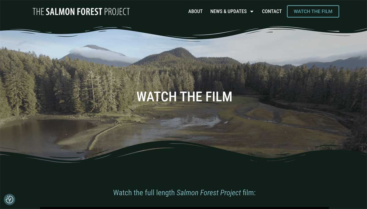 事前研修で利用した、カナダの生態系を描く”The Salmon Forest Project”の動画資料。ここから生徒たちの「問い」が生まれました。https://salmonforestproject.ca/watch-the-film/）