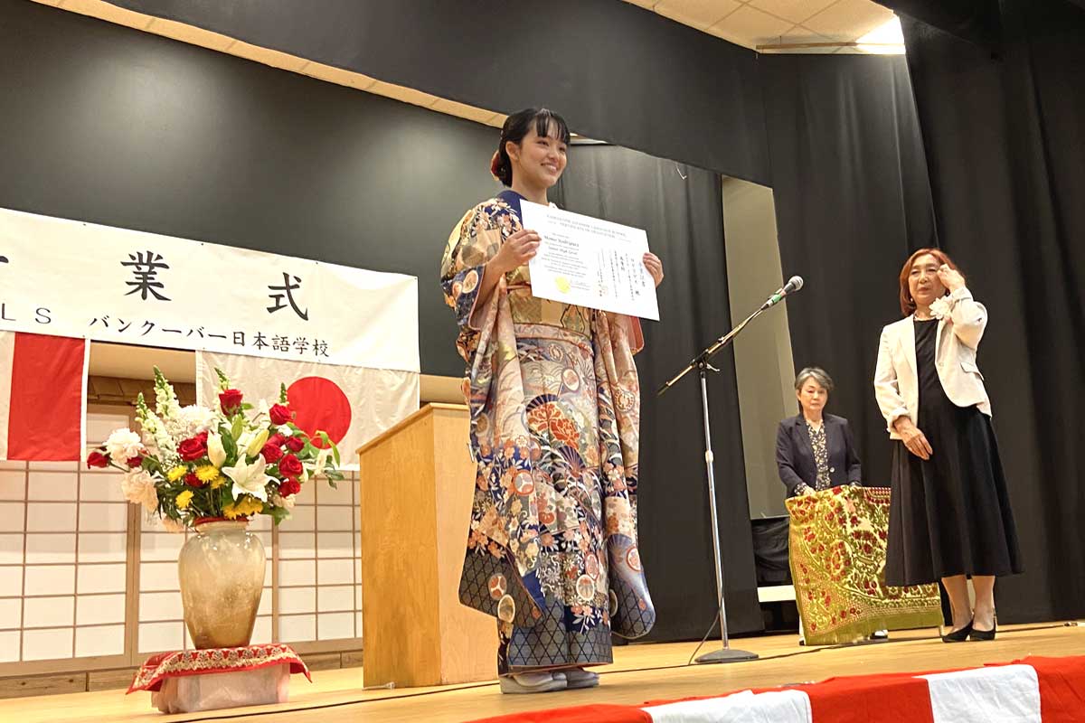 受け取った卒業証書を披露する高等科ロドリゲス桃さん。2026年6月13日、バンクーバー市。撮影　日加トゥデイ