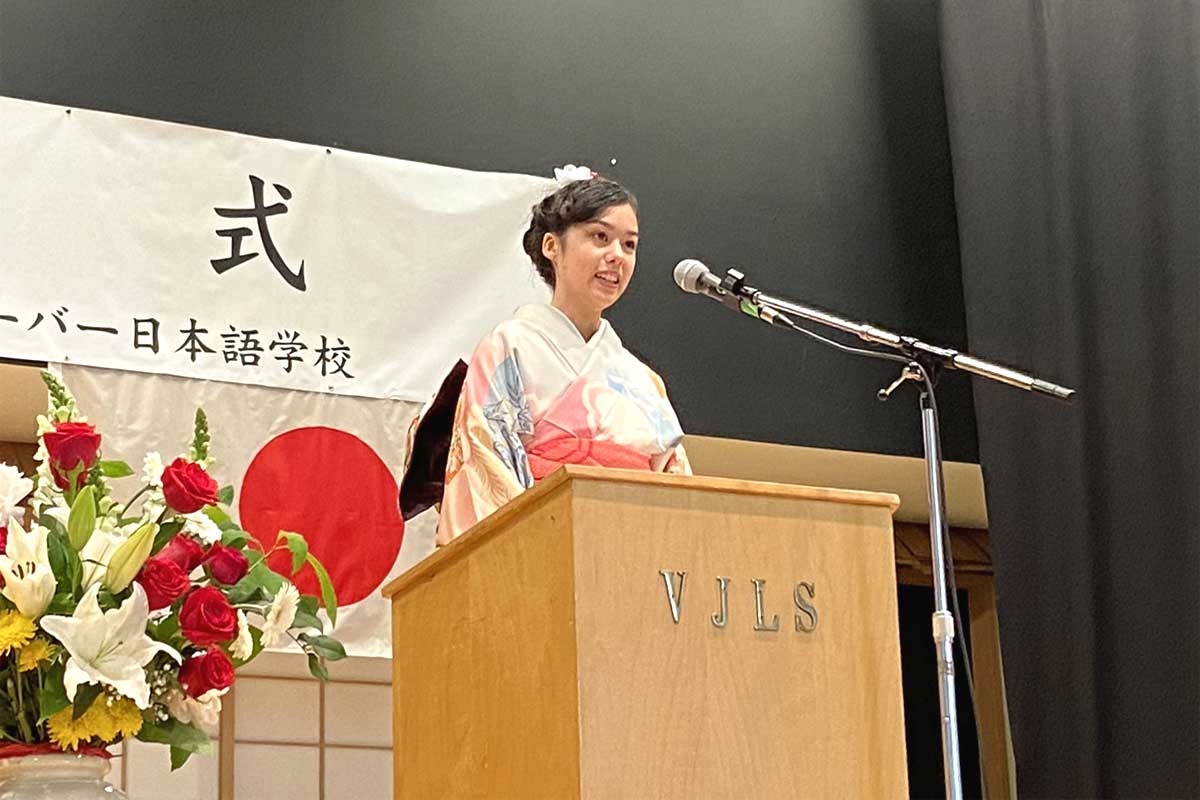 「卒業の言葉」では学習発表会で日本の高校の制服を着た思い出を語った高等科バロン迦鈴さん。2026年6月13日、バンクーバー市。撮影　日加トゥデイ