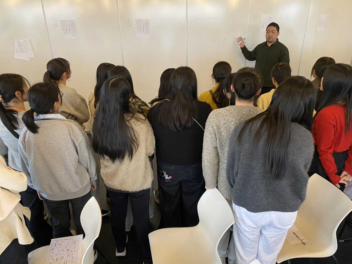 「答えのない教室」で取り組む課題を説明する梅木氏。（2026年3月16日撮影　提供：AK Jump Educational Consulting Inc.）
