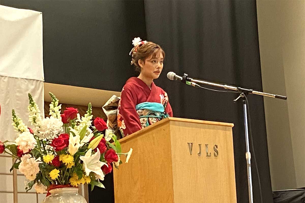 卒業生を代表して謝辞を読むひびきさん。2026年6月13日、バンクーバー市。撮影　日加トゥデイ