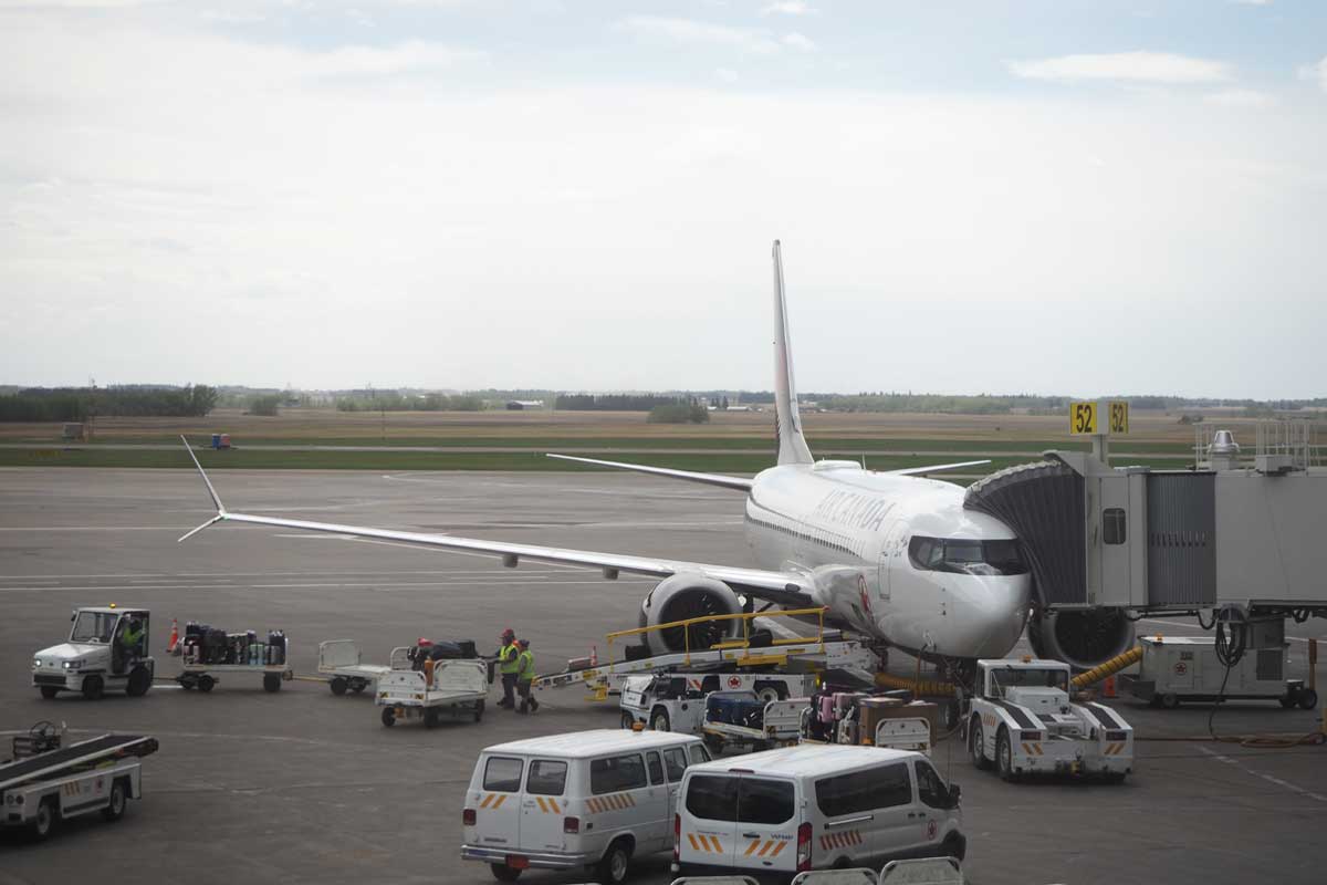 カナダ西部アルバータ州のエドモントン空港に駐機中のエア・カナダ機(大塚圭一郎撮影)