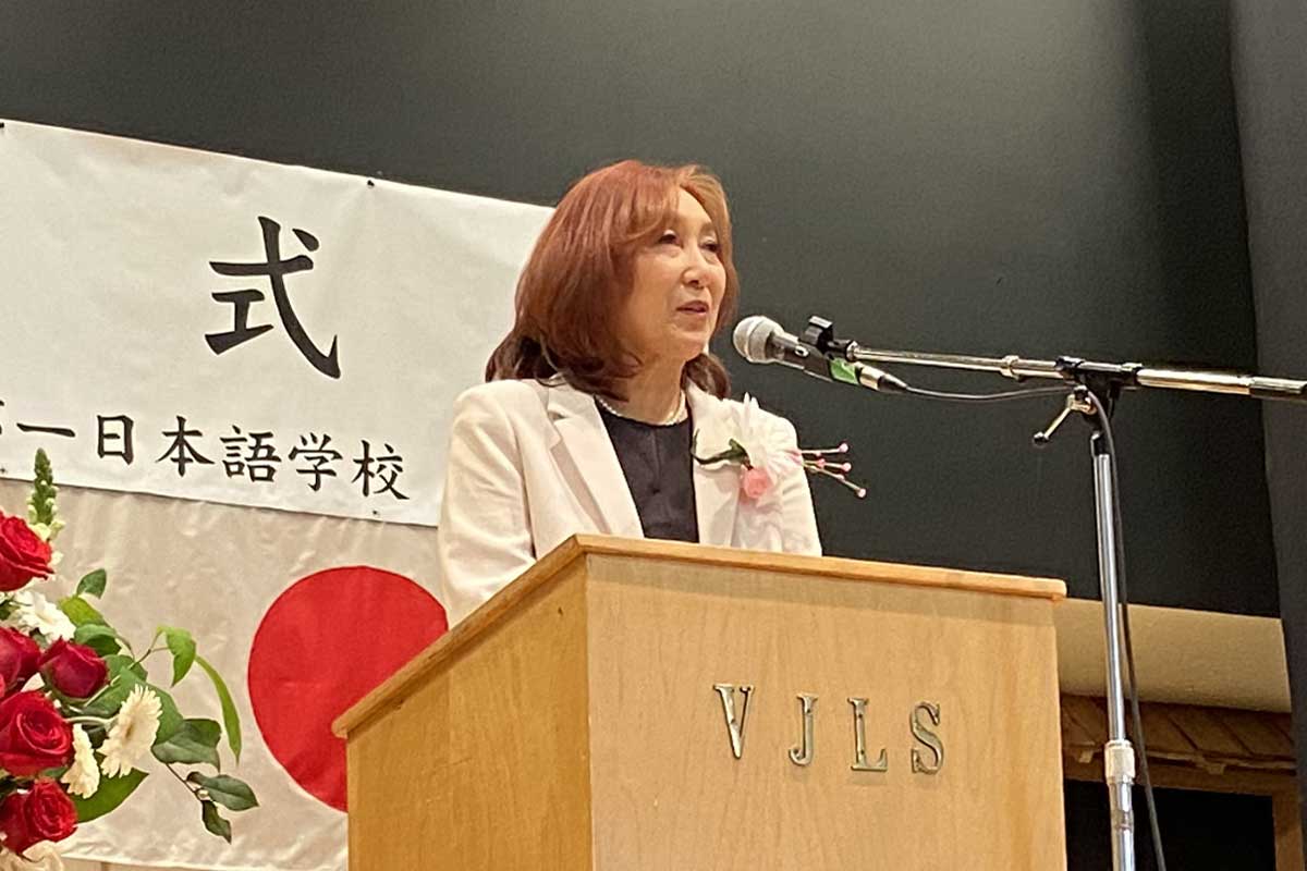 あいさつする久田琴絵校長。2026年6月13日、バンクーバー市。撮影　日加トゥデイ