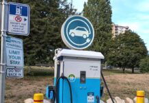 BC州、EV充電網を3倍超に拡充へ EV車普及加速も炭素税廃止との整合性に課題 ブリティッシュ・コロンビア(BC)州に設置されているBCハイドロの急速充電ポート。ノースバンクーバー市。