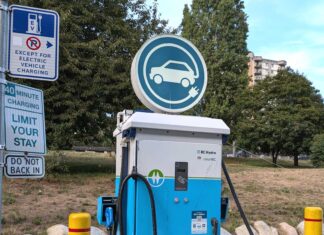 BC州、EV充電網を3倍超に拡充へ EV車普及加速も炭素税廃止との整合性に課題 ブリティッシュ・コロンビア(BC)州に設置されているBCハイドロの急速充電ポート。ノースバンクーバー市。