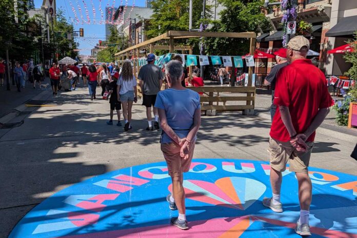 World-Cup_Granville-street FIFAワールドカップ開催中のバンクーバーダウンタウン歩行者天国グランビルストリート。2026年6月18日、バンクーバー市。撮影 日加トゥデイ