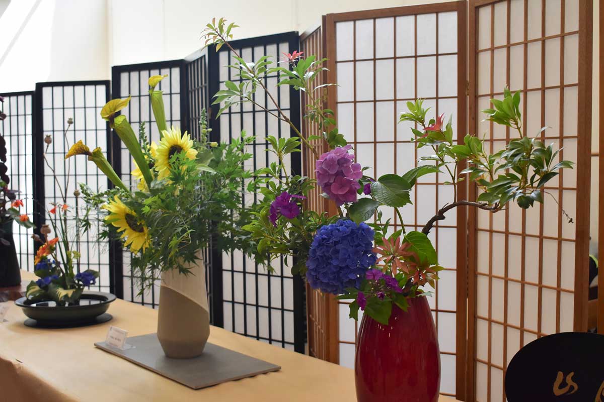 バンクーバー生け花協会による生け花展示。四季の草花を生かした作品が並び、日本の伝統文化の魅力を紹介した。2026年8月1日、バンクーバー市。写真 加藤さくら/日加トゥデイ