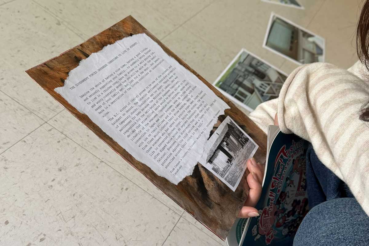 「My Great-Grandparents’ Farm」で展示された写真を眺める来場者。写真の裏面には、強制収容によって農場を追われた曾祖父母や家族の歴史が記されている。2026年8月1日、バンクーバー市。撮影 日加トゥデイ