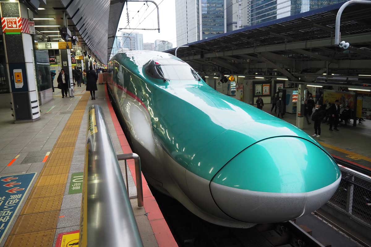 東北・北海道新幹線の「はやぶさ」に運用されるJR東日本E5系(東京都千代田区で大塚圭一郎撮影)