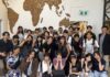 日本の中高生、バンクーバーのChopValueを訪問 ChopValueを訪問した「Youth Entrepreneur Initiatives」の参加者らと関係者。バンクーバー市、2026年8月6日。撮影:田上麻里亜/日加トゥデイ