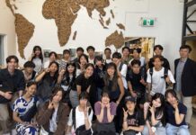 日本の中高生、バンクーバーのChopValueを訪問 ChopValueを訪問した「Youth Entrepreneur Initiatives」の参加者らと関係者。バンクーバー市、2026年8月6日。撮影:田上麻里亜/日加トゥデイ