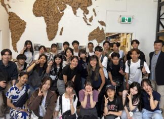 日本の中高生、バンクーバーのChopValueを訪問 ChopValueを訪問した「Youth Entrepreneur Initiatives」の参加者らと関係者。バンクーバー市、2026年8月6日。撮影:田上麻里亜/日加トゥデイ