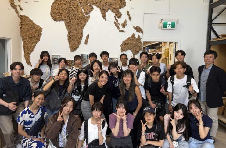 日本の中高生、バンクーバーのChopValueを訪問 ChopValueを訪問した「Youth Entrepreneur Initiatives」の参加者らと関係者。バンクーバー市、2026年8月6日。撮影:田上麻里亜/日加トゥデイ