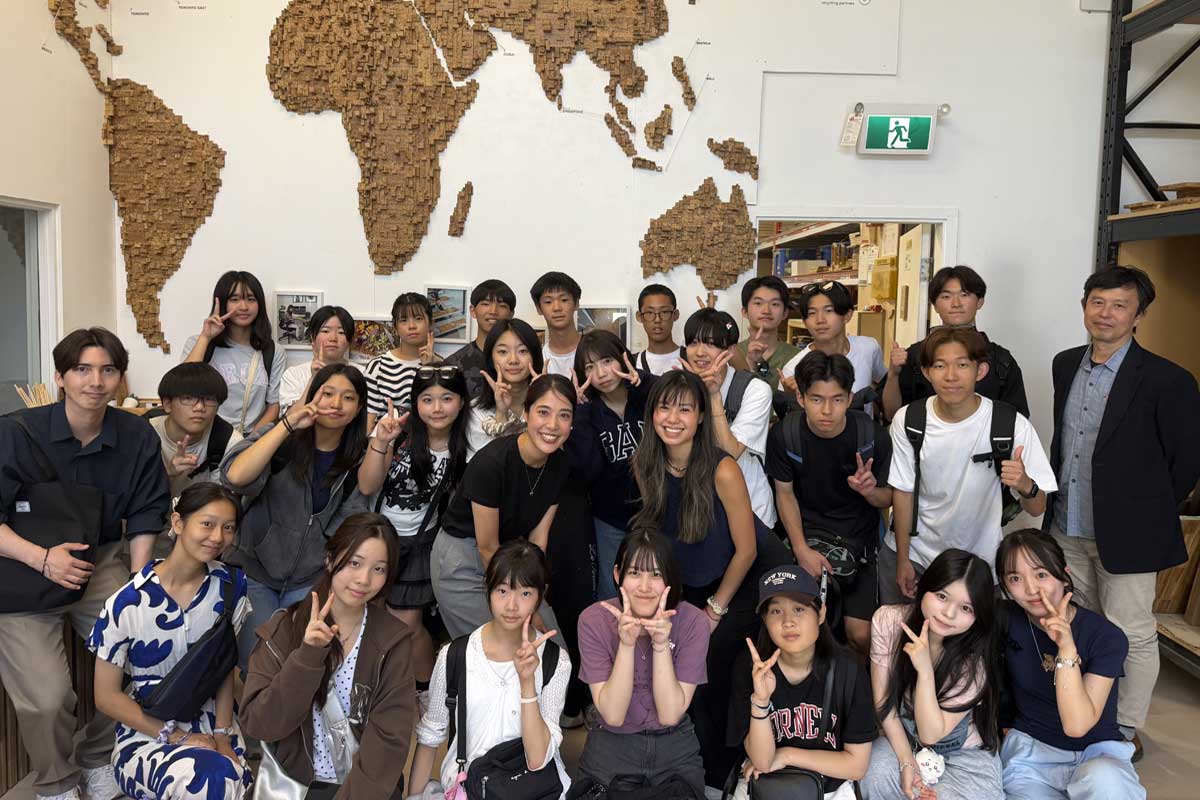 ChopValueを訪問した「Youth Entrepreneur Initiatives」の参加者らと関係者。バンクーバー市、2026年8月6日。撮影：田上麻里亜／日加トゥデイ