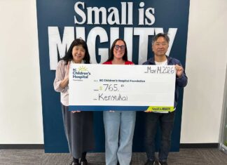 建友会、ジャパンフェアでの募金をチルドレンズホスピタルに寄付 左から、建友会の牧田さん(役員)、BCチルドレンホスピタル担当者、建友会松原会長。2026年5月14日、バンクーバー市。写真提供 建友会