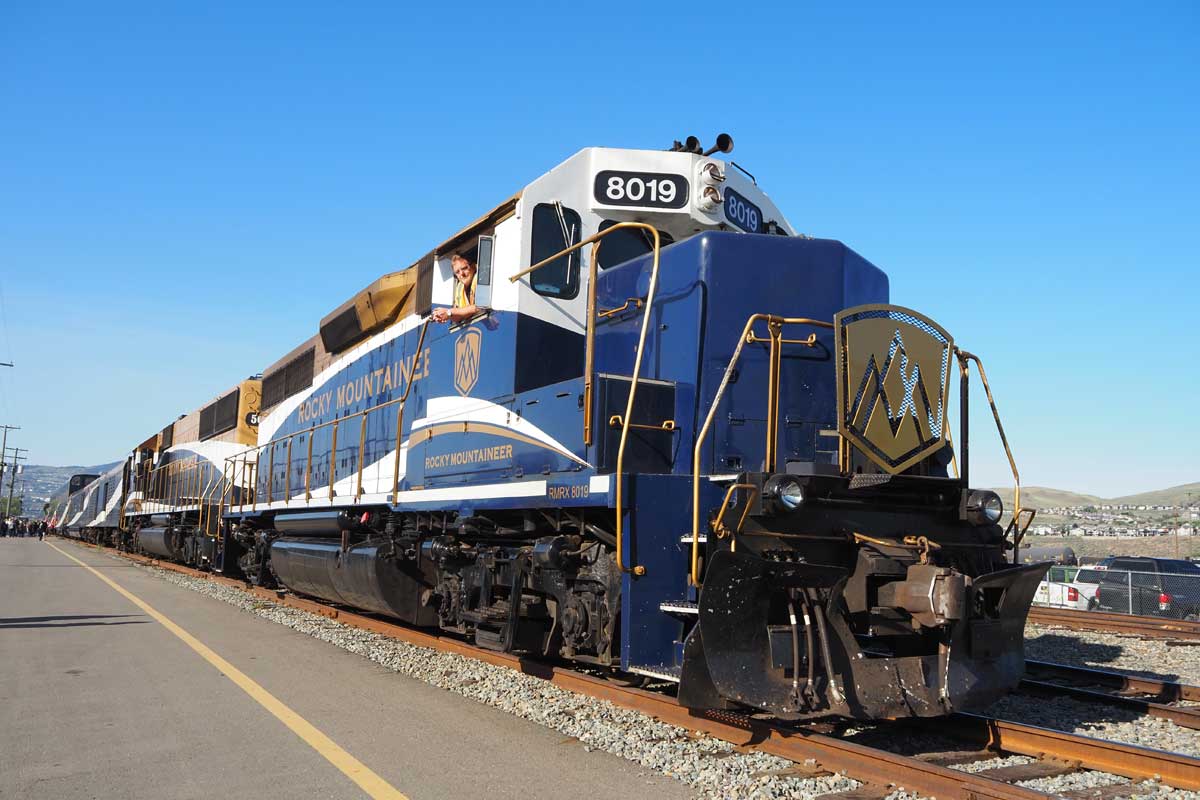 ロッキーマウンテニアの客車を牽引するEMDのGP40電気式ディーゼル機関車(カナダ西部ブリティッシュ・コロンビア州で大塚圭一郎撮影)