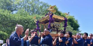 第50回パウエル祭 雨上がりの青空の下、多彩な日本文化を楽しむ バンクーバー神輿の会「楽一」によるみこし。大人と子どもが威勢のよい掛け声とともに会場を歩き、祭りを盛り上げた。2026年8月1日、バンクーバー市。写真 加藤さくら/日加トゥデイ