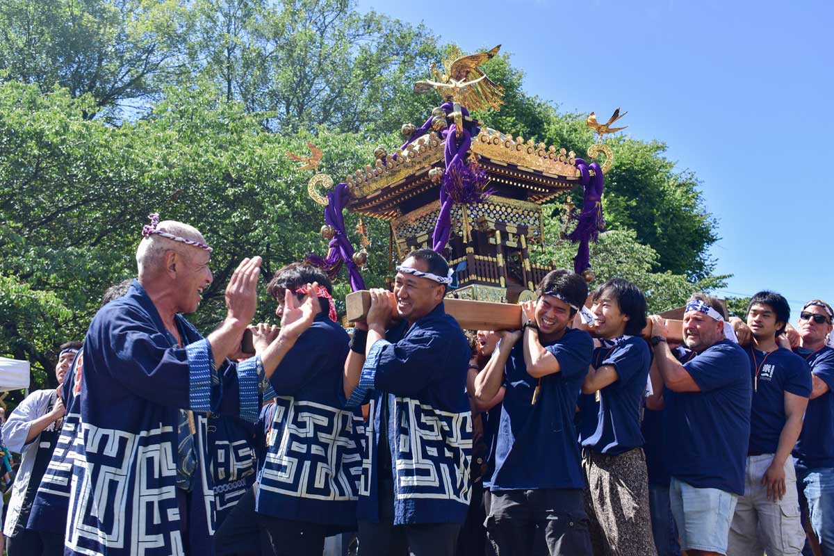 バンクーバー神輿の会「楽一」によるみこし。大人と子どもが威勢のよい掛け声とともに会場を歩き、祭りを盛り上げた。2026年8月1日、バンクーバー市。写真 加藤さくら/日加トゥデイ