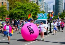 バンクーバー・プライドパレード2026、今年も街を虹色に染める Loveと一緒に行進。バンクーバー・プライドパレード2026。2026年8月2日、バンクーバー市。Photo by Koichi Saito