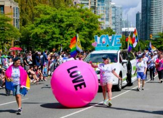 バンクーバー・プライドパレード2026、今年も街を虹色に染める Loveと一緒に行進。バンクーバー・プライドパレード2026。2026年8月2日、バンクーバー市。Photo by Koichi Saito
