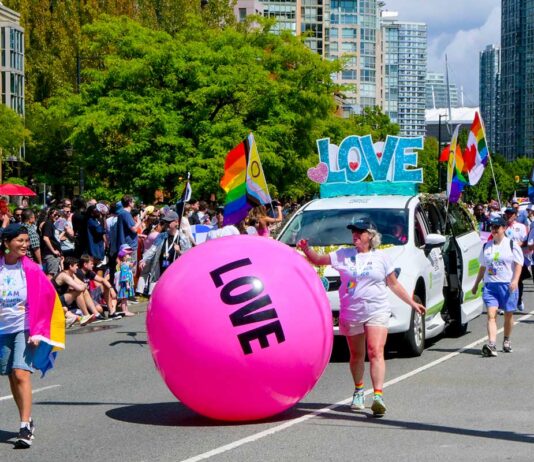 バンクーバー・プライドパレード2026、今年も街を虹色に染める Loveと一緒に行進。バンクーバー・プライドパレード2026。2026年8月2日、バンクーバー市。Photo by Koichi Saito
